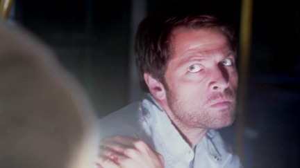 Cas kills the angel sent to kill him in the abandoned bus.